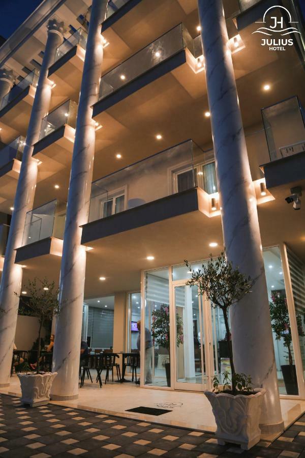 Julius Hotel Golem  Εξωτερικό φωτογραφία